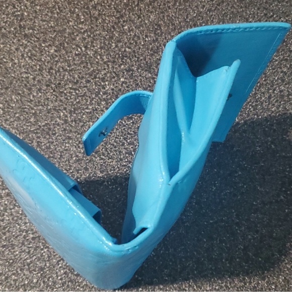 🩵 Authentic Gucci baby blue wallet 🩵 In very good condition. Box included. - Picture 8 of 12